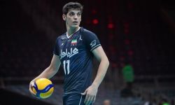 وفاة نجم الكرة الطائرة الإيرانية صابر كاظمي عن 26 عامًا بعد إصابته بنزيف دماغي